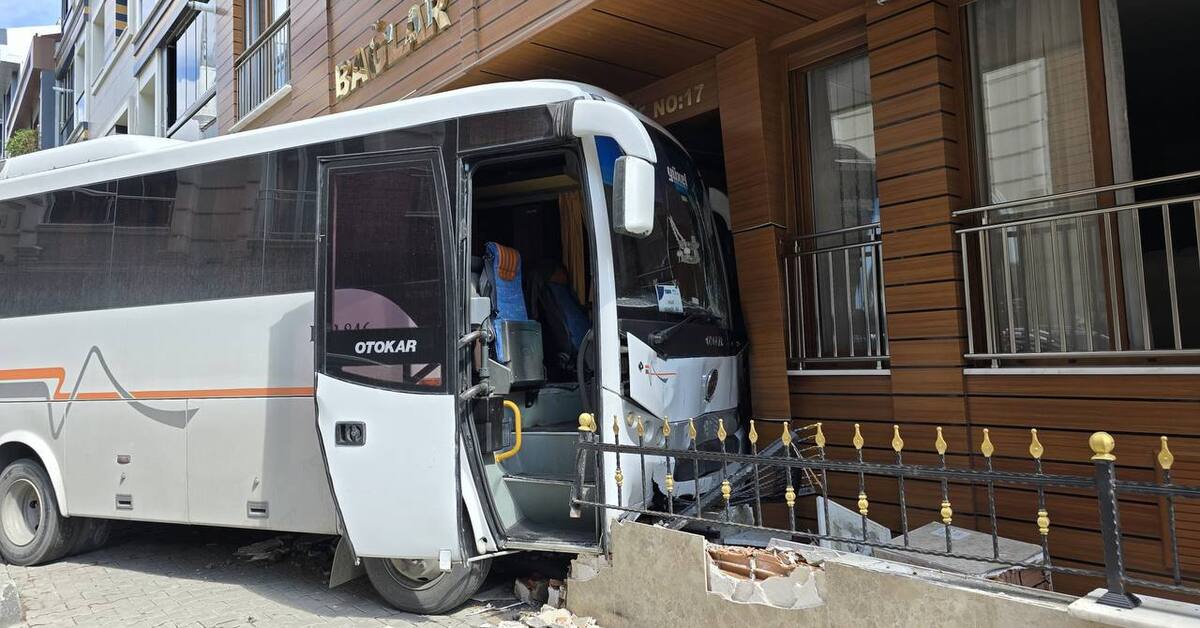 İstanbul’da servis aracı binaya çarptı