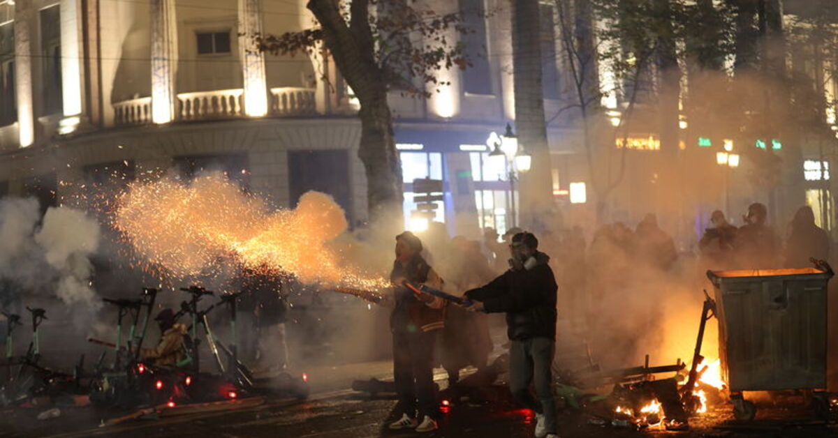 Binlerce kişi sokaklara döküldü: Tiflis’te AB katılım müzakerelerinin askıya alınmasına karşı protesto gösterisi düzenlendi