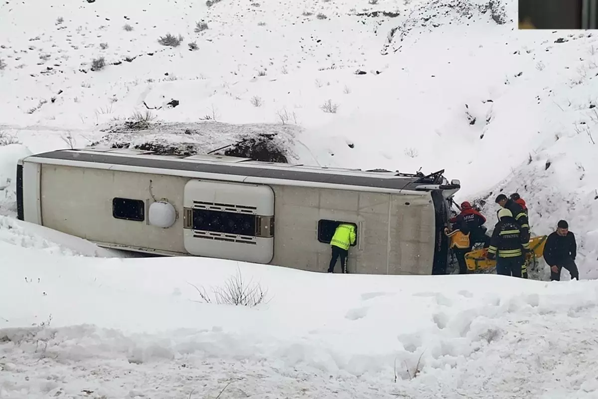 Erzincan’da yolcu otobüsü şarampole yuvarlandı: 1 ölü, 26 yaralı