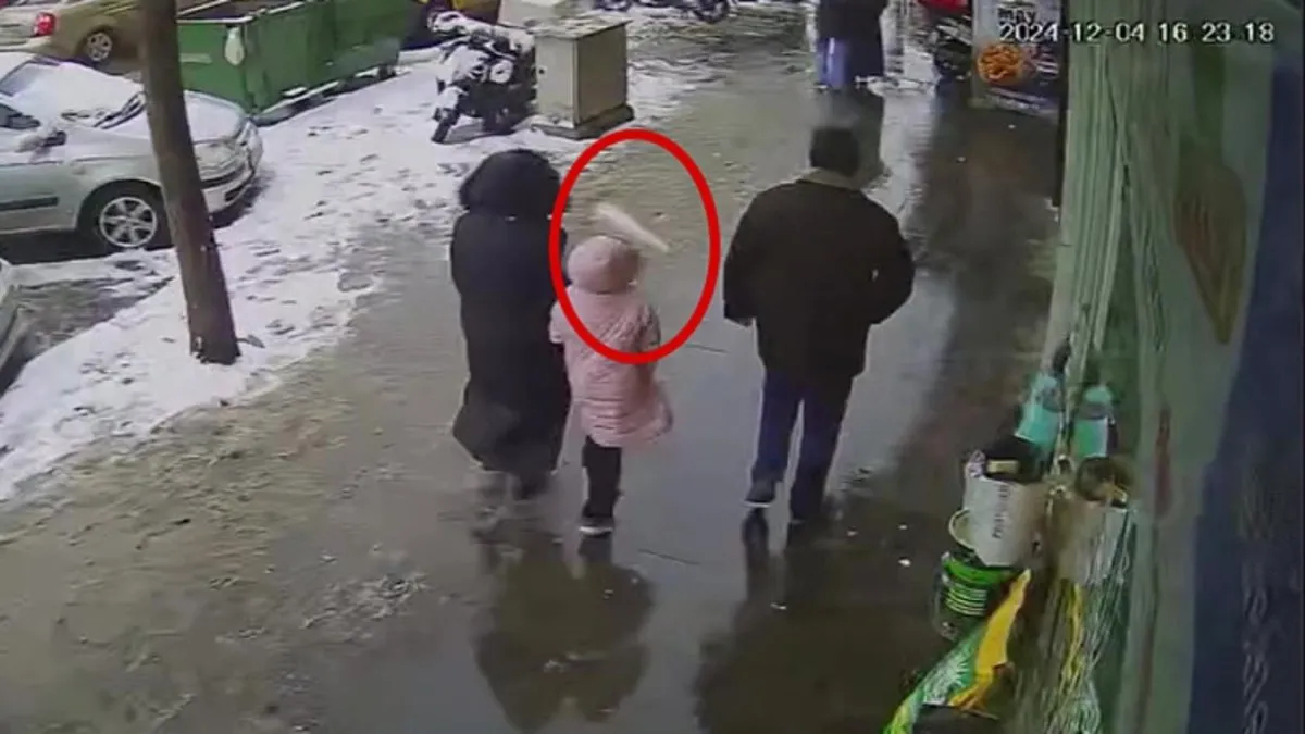 Kombi bacasındaki sarkıt kaldırımda yürüyenlerin önüne düştü: Korkutan anlar kamerada!