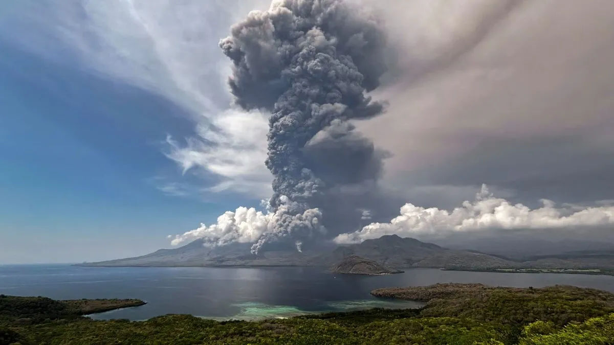 Endonezya’da yanardağ patladı: Bali uçuşları iptal